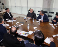 O governador Carlos Massa Ratinho Junior recebeu nesta quinta-feira (2), das mãos do arcebispo de Curitiba, dom José Antonio Peruzzo, o convite para participar da festa na Capital no dia 16 de junho.