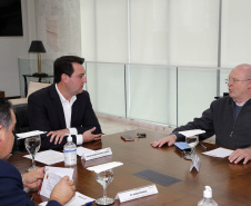 O governador Carlos Massa Ratinho Junior recebeu nesta quinta-feira (2), das mãos do arcebispo de Curitiba, dom José Antonio Peruzzo, o convite para participar da festa na Capital no dia 16 de junho.