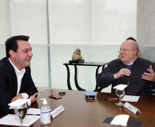 O governador Carlos Massa Ratinho Junior recebeu nesta quinta-feira (2), das mãos do arcebispo de Curitiba, dom José Antonio Peruzzo, o convite para participar da festa na Capital no dia 16 de junho.