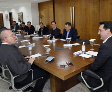 O governador Carlos Massa Ratinho Junior recebeu nesta quinta-feira (2), das mãos do arcebispo de Curitiba, dom José Antonio Peruzzo, o convite para participar da festa na Capital no dia 16 de junho.