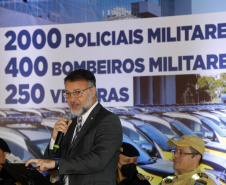O governador Carlos Massa Ratinho Junior anunciou nesta segunda-feira (27) a contratação de 2 mil policiais militares e 400 bombeiros militares aprovados no concurso público realizado pela Secretaria da Segurança Pública no ano passado, além de 250 veículos, 88 motos e seis embarcações. Ele também também convocou 150 delegados, 200 investigadores, 50 papiloscopistas e 24 escrivães que vão compor os quadros da Polícia Civil do Paraná. O anúncio foi feito na cerimônia na Academia Policial Militar do Guatupê, 