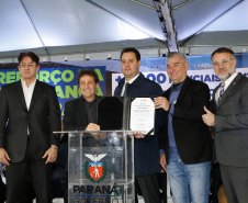 O governador Carlos Massa Ratinho Junior anunciou nesta segunda-feira (27) a contratação de 2 mil policiais militares e 400 bombeiros militares aprovados no concurso público realizado pela Secretaria da Segurança Pública no ano passado, além de 250 veículos, 88 motos e seis embarcações. Ele também também convocou 150 delegados, 200 investigadores, 50 papiloscopistas e 24 escrivães que vão compor os quadros da Polícia Civil do Paraná. O anúncio foi feito na cerimônia na Academia Policial Militar do Guatupê, 