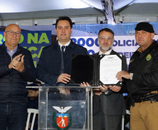 O governador Carlos Massa Ratinho Junior anunciou nesta segunda-feira (27) a contratação de 2 mil policiais militares e 400 bombeiros militares aprovados no concurso público realizado pela Secretaria da Segurança Pública no ano passado, além de 250 veículos, 88 motos e seis embarcações. Ele também também convocou 150 delegados, 200 investigadores, 50 papiloscopistas e 24 escrivães que vão compor os quadros da Polícia Civil do Paraná. O anúncio foi feito na cerimônia na Academia Policial Militar do Guatupê, 