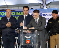 O governador Carlos Massa Ratinho Junior anunciou nesta segunda-feira (27) a contratação de 2 mil policiais militares e 400 bombeiros militares aprovados no concurso público realizado pela Secretaria da Segurança Pública no ano passado, além de 250 veículos, 88 motos e seis embarcações. Ele também também convocou 150 delegados, 200 investigadores, 50 papiloscopistas e 24 escrivães que vão compor os quadros da Polícia Civil do Paraná. O anúncio foi feito na cerimônia na Academia Policial Militar do Guatupê, 