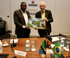 Vice-governador apresenta destaques da economia do Paraná ao embaixador da Tanzânia