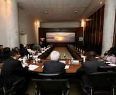 Vice-governador apresenta destaques da economia do Paraná ao embaixador da Tanzânia