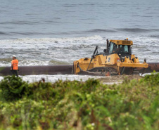 Tubulação de aço para dragagem da praia de Matinhos é transportada para o mar