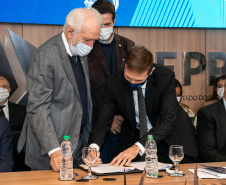 A Secretaria de Estado da Educação e do Esporte (Seed-PR) assinou nesta quinta-feira (2) um acordo de cooperação técnica e científica com o Tribunal de Contas do Estado Paraná (TCE-PR) para capacitar estudantes e professores dos colégios estaduais no controle social sobre a administração pública, formando cidadãos mais conscientes. 