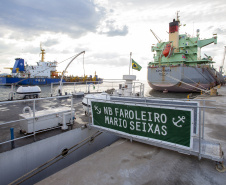  Porto de Paranaguá recebe embarcação da Marinha para atividade de formação do Exército Brasileiro