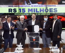 O governador Carlos Massa Ratinho Junior anunciou nesta terça-feira (28) a criação do 30º Batalhão da Polícia Militar (30º BPM), com sede em Londrina, no Norte do Estado. Ele também assinou a ordem de serviço para a conclusão das obras do Centro Estadual de Educação Profissional (CEEP) de Londrina entregou o certificado que garante a descentralização da gestão ambiental, que pode ser feita de forma autônoma pelo município.
