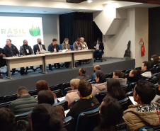 Evento reúne povos plurais e é mais uma iniciativa do Poder Público de acolhimento a quem escolhe o Paraná para se abrigar.