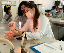 Projeto da UEL leva informações sobre doenças infecciosas a alunos da rede pública