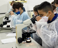 Projeto da UEL leva informações sobre doenças infecciosas a alunos da rede pública
