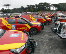 O governador Carlos Massa Ratinho Junior anunciou nesta segunda-feira (27) a contratação de 2 mil policiais militares e 400 bombeiros militares aprovados no concurso público realizado pela Secretaria da Segurança Pública no ano passado, além de 250 veículos, 88 motos e seis embarcações. Ele também também convocou 150 delegados, 200 investigadores, 50 papiloscopistas e 24 escrivães que vão compor os quadros da Polícia Civil do Paraná. O anúncio foi feito na cerimônia na Academia Policial Militar do Guatupê, 