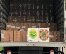 BPFron e PF apreendem cigarros contrabandeados e embarcação em Marechal Cândido Rondon