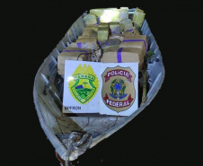 BPFron e Polícia Federal apreendem embarcação carregada com droga em Guaíra