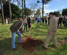 UEL comemora aniversário com plantio da 51ª peroba rosa