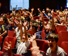 Primeira apresentação do projeto Crianças no Teatro encanta plateia em Francisco Beltrão