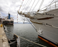 Navio-veleiro Cisne Branco atrai trabalhadores e visitantes no cais do Porto de Paranaguá 