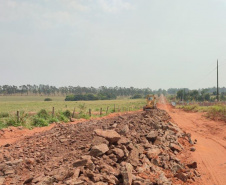 Trecho não pavimentado de rodovia em Loanda recebe serviços de conservação