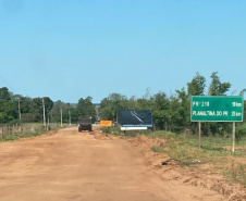Trecho não pavimentado de rodovia em Loanda recebe serviços de conservação
