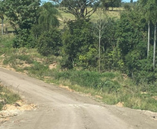 Trecho não pavimentado de rodovia em Loanda recebe serviços de conservação