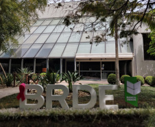 Prédios públicos e símbolos do Paraná se pintam de rosa em nome da prevenção ao câncer