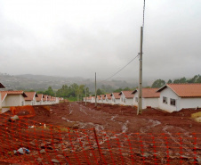 Moradores de Califórnia têm até o dia 2 de dezembro para se inscreverem no processo seletivo de 65 novas moradias do Governo do Estado em construção na cidade, na região do Vale do Ivaí. A obra do conjunto habitacional está próxima dos 80% de conclusão, em um projeto que recebeu cerca de R$ 5,8 milhões de investimento do programa Casa Fácil Paraná. (Foto: Cohapar). 