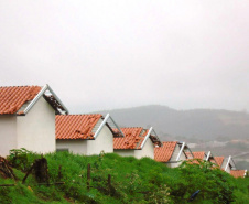 Moradores de Califórnia têm até o dia 2 de dezembro para se inscreverem no processo seletivo de 65 novas moradias do Governo do Estado em construção na cidade, na região do Vale do Ivaí. A obra do conjunto habitacional está próxima dos 80% de conclusão, em um projeto que recebeu cerca de R$ 5,8 milhões de investimento do programa Casa Fácil Paraná. (Foto: Cohapar). 