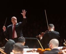 O maestro Roberto Tibiriçá assume como diretor musical e regente titular a Orquestra Sinfônica do Paraná (OSP) -