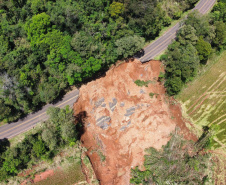 PR-182 Salgado Filho DER/PR inicia trabalhos para restaurar trecho da PR-182 interditado após deslizamento 