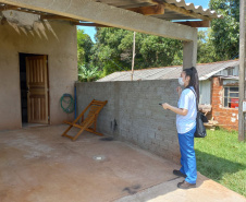 Sanepar orienta moradores sobre interligação de esgoto em Maria Helena, no Noroeste