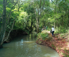   Voluntários limpam e preservam Rio Cascavel