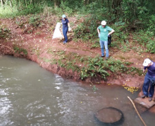   Voluntários limpam e preservam Rio Cascavel