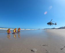 Alunos do curso de guarda-vidas fazem treinamento com apoio do helicóptero do BPMOA