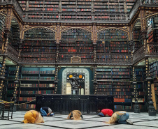 Lançamento de livros, fala-performance e exibição de curtas levam  artista indígena Gustavo Caboco ao MUPA