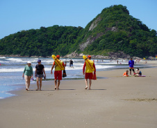Alunos do curso de guarda-vidas fazem treinamento com apoio do helicóptero do BPMOA