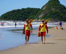 Alunos do curso de guarda-vidas fazem treinamento com apoio do helicóptero do BPMOA