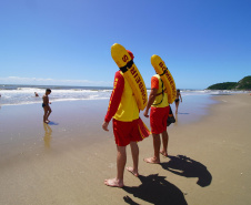Alunos do curso de guarda-vidas fazem treinamento com apoio do helicóptero do BPMOA