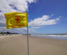Alunos do curso de guarda-vidas fazem treinamento com apoio do helicóptero do BPMOA