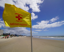 Alunos do curso de guarda-vidas fazem treinamento com apoio do helicóptero do BPMOA