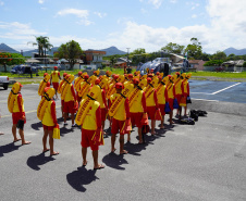Alunos do curso de guarda-vidas fazem treinamento com apoio do helicóptero do BPMOA