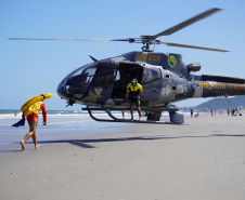 Alunos do curso de guarda-vidas fazem treinamento com apoio do helicóptero do BPMOA