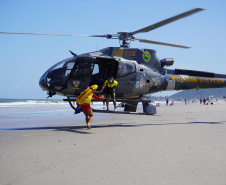 Alunos do curso de guarda-vidas fazem treinamento com apoio do helicóptero do BPMOA