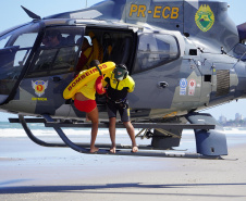Alunos do curso de guarda-vidas fazem treinamento com apoio do helicóptero do BPMOA