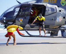 Alunos do curso de guarda-vidas fazem treinamento com apoio do helicóptero do BPMOA