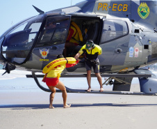 Alunos do curso de guarda-vidas fazem treinamento com apoio do helicóptero do BPMOA