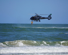 Alunos do curso de guarda-vidas fazem treinamento com apoio do helicóptero do BPMOA