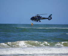 Alunos do curso de guarda-vidas fazem treinamento com apoio do helicóptero do BPMOA