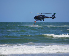 Alunos do curso de guarda-vidas fazem treinamento com apoio do helicóptero do BPMOA